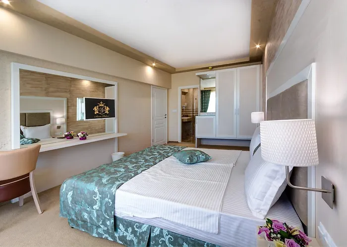 Siena Palace Hotell 4*